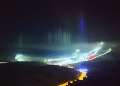 中国新疆アルタイ市 冬の夜空に「ライトピラー」輝く