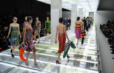 プラダ、香港で株式公開へ