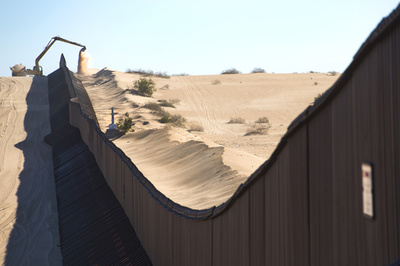 トランプ大統領が新構想、メキシコ国境壁でソーラー発電