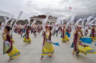 チベットのラサで聖火リレー、当局は厳重警備