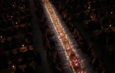 【今日の1枚】輝くメインテーブル、ノーベル賞の夕食会 スウェーデン