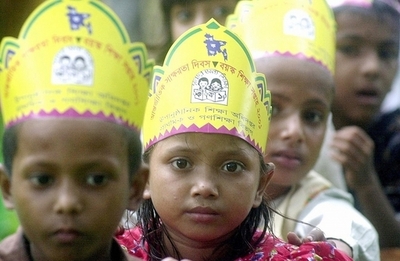 要人を「生徒が整列してお出迎え」廃止へ、バングラデシュ