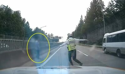猛スピードの車が行き交う高速道路、中央分離帯に60代障害者…韓国・市民と警察「緊迫の9分間」緊密チームワーク