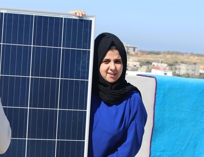 安価な太陽発電でガザに光もたらす パレスチナ女性起業家