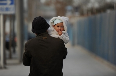 父親になるとテストステロン減少、育児協力に効果 米研究