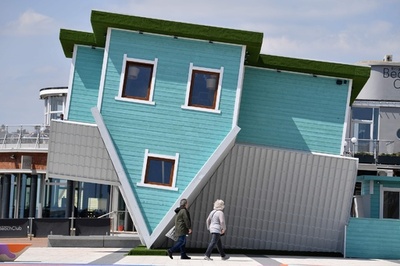 吹き飛ばされちゃった!? 「ひっくり返った家」オープン 英