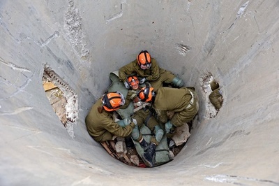 【今日の1枚】狭い穴底から救出訓練 イスラエル