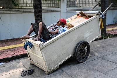 「この男性に休む時間と余裕を与えてください」