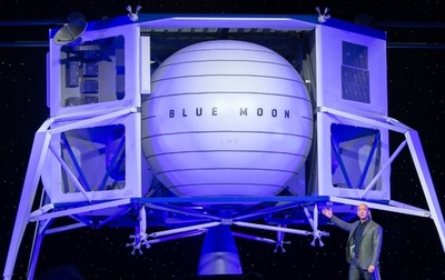 アマゾン創業者ベゾス氏、月面着陸船「ブルームーン」を公開