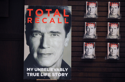 シュワルツェネッガー氏、LAのサイン会は大盛況