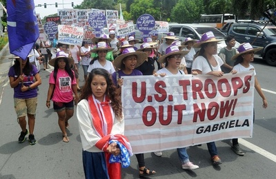 「米軍は出ていけ」 フィリピン女性団体、首都でデモ行進