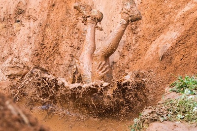 泥んこ障害物競走「マッドデー」イスラエルで初開催