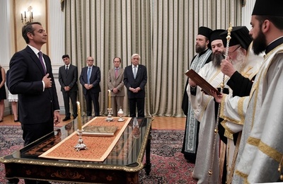 ギリシャで新首相誕生、総選挙で圧勝のミツォタキス氏が就任宣誓