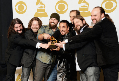 グラミー賞、インディーズ「FUN.」が2冠 マムフォード＆サンズにアルバム賞