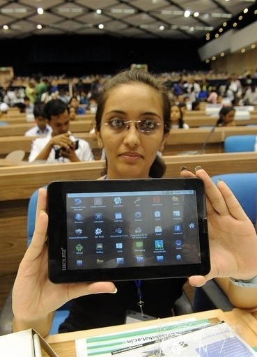 世界最安タブレットに注文殺到、2週間で140万台 インド