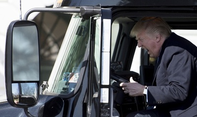 トランプ大統領、トラック運転手の気分をエンジョイ