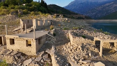 動画:ダム湖に沈んだ村、干ばつで出現 ギリシャ