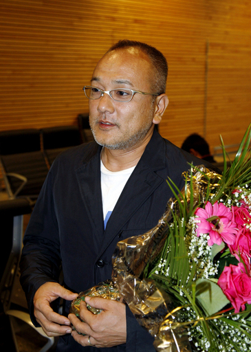 日本人男性、フィンランド航空アジア路線の100万人目の旅客に