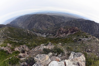 88年前の大地震遺跡を訪ねる 崩壊した地表がそのまま 新疆