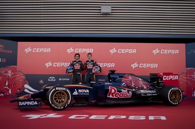 トロ・ロッソ、最年少ドライバーが新型車を披露