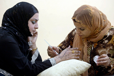 イラクで天然植物染料を使ったタトゥーが流行