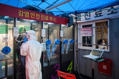 「消毒も楽々」電話ボックス風コロナ検査場、韓国が導入