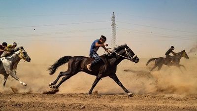 動画：裸馬で全開レース、あぶみもなく手綱だけ シリア