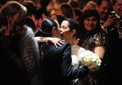 米グラミー賞で34組が集団結婚式、同性婚合法化祝う