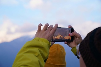 中国・梅里雪山の絶景巡る「炎上」騒ぎ コンクリートの壁は必要か