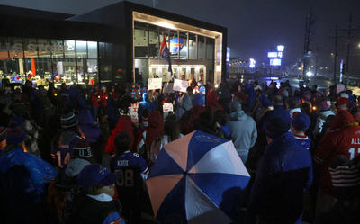 試合中に心停止のNFL選手、「改善の兆し」も依然重体