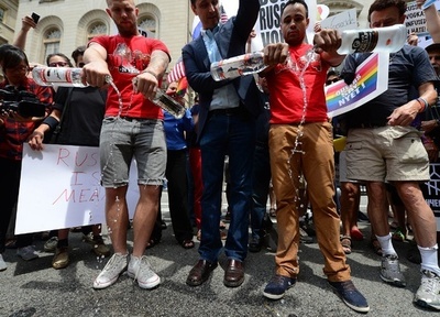 ウオツカ流しロシアの反同性愛法に抗議、米NY