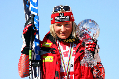 ＜06-07アルペンスキーW杯＞女子滑降、ゲーチル クリスタルトロフィーを授与される - スイス