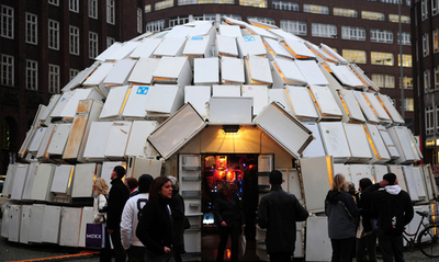 街中にイグルーが出現、 冷蔵庫320台で製作 ドイツ