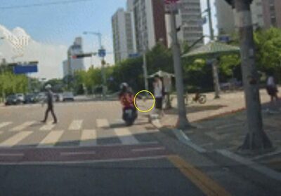 青信号で歩行中の男性に、バイク運転手が“蹴り”…韓国・衝撃映像に怒りの声殺到