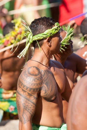 タヒチで伝統スポーツ大会、やり投げや石上げ 仏領ポリネシア