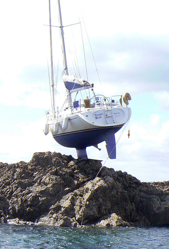 絶妙のバランス！ヨット、波にさらわれ岩に着地