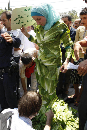 PETAの「レタス姿の抗議」、ヨルダン警察が阻止
