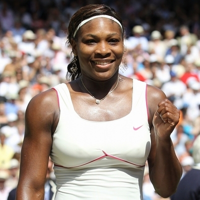 セレーナ 割れたガラスで足を負傷