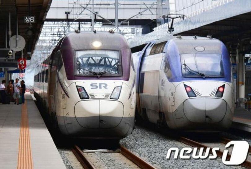 プラットホームで出発を待つSRT高速列車とKTX高速列車(c)news1