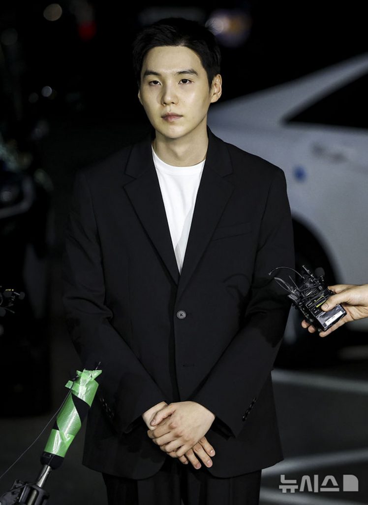 電動スクーターによる飲酒運転の容疑で書類送検され、2024年8月にソウル・龍山警察署に出頭するBTSシュガ(c)NEWSIS