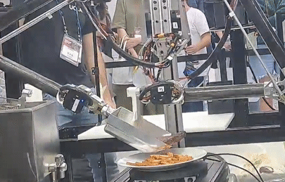 料理を実演している様子(c)KOREA WAVE