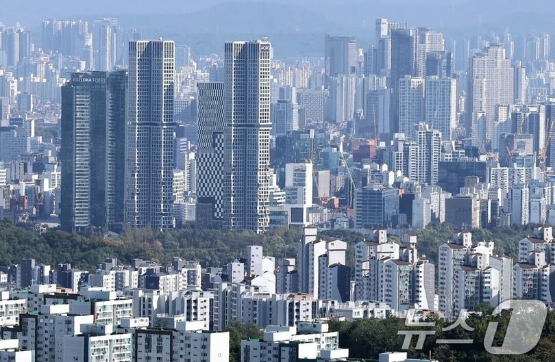 2025年10月27日、ソウル・南山から見下ろしたマンション群(c)news1