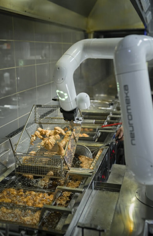 揚げ物の作業をする調理ロボット（キョチョンF&amp;B）(c)KOREA WAVE