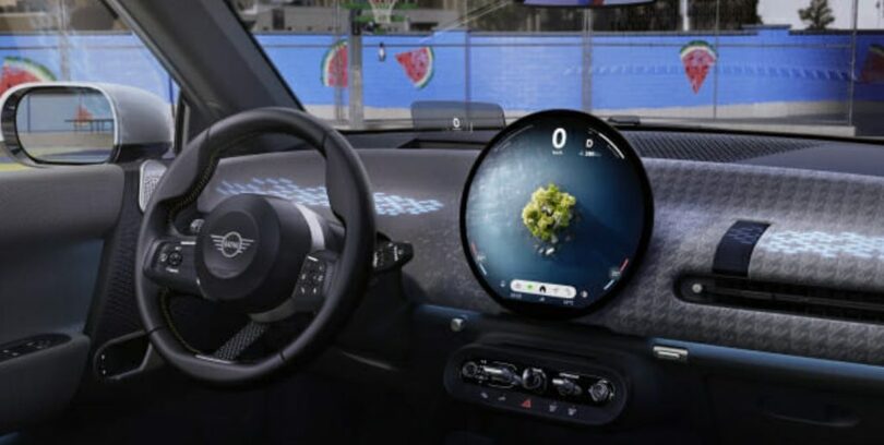 ミニ電気自動車に搭載されたサムスンディスプレイ円形OLEDパネル（写真=BMWミニ）(c)KOREA WAVE