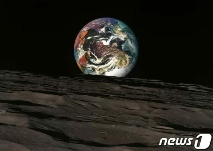 韓国航空宇宙研究院が公開した月探査船タヌリの地球撮影写真にマシンラーニング人工知能（AI）を活用して色をつけた＝航空宇宙研究院提供(c)news1