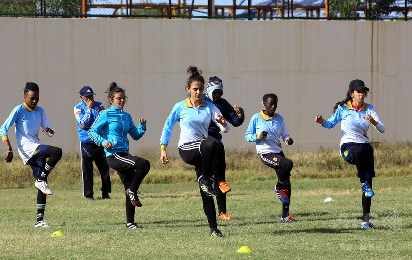 リビアの女子サッカー代表チーム、ピッチの内外で奮闘