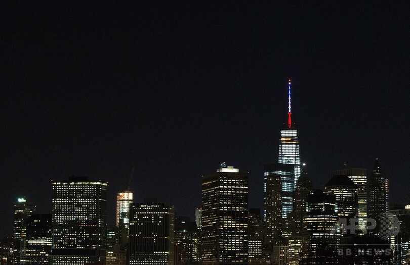 米同時多発テロ跡地の高層ビル、仏国旗の3色にライトアップ