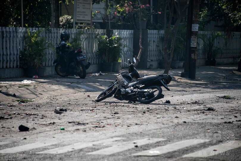 3か所のキリスト教会に爆弾攻撃、11人死亡 41人負傷 インドネシア