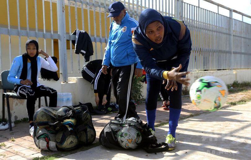 リビアの女子サッカー代表チーム、ピッチの内外で奮闘