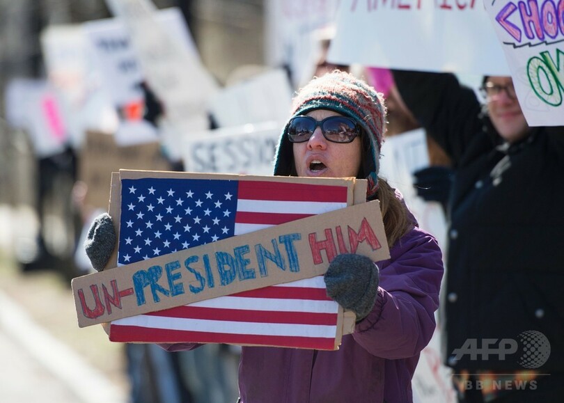 トランプ大統領、新入国禁止令に6日署名へ 米報道